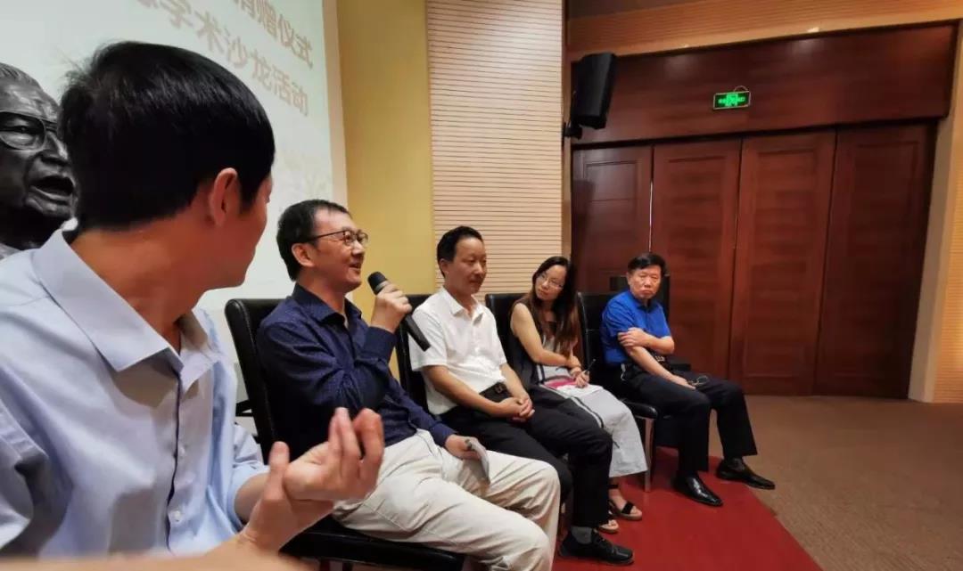 【致敬|韦政通•生存 生活 生命】海格物流向江苏镇江市图书馆捐赠韦政通先生铜像 【致敬|韦政通•生存 生活 生命】海格物流向江苏镇江市图书馆捐赠韦政通先生铜像