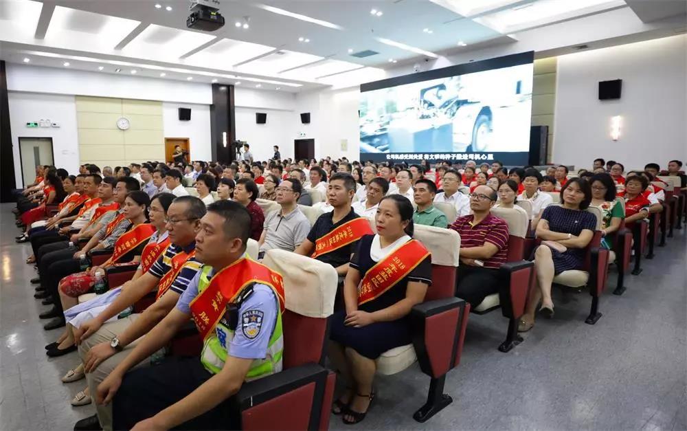 【盐田区文明达人】海格物流谭秋菊:践行文明之路 绽放文明之花 【盐田区文明达人】海格物流谭秋菊:践行文明之路 绽放文明之花