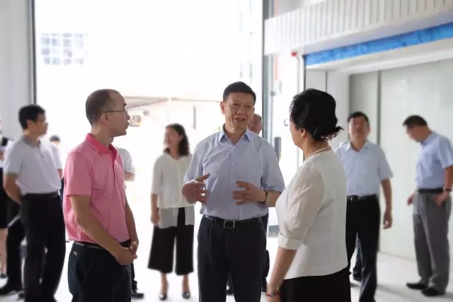 深圳市政协主席戴北方一行调研海格零售物流中心项目 深圳市政协主席戴北方一行调研海格零售物流中心项目